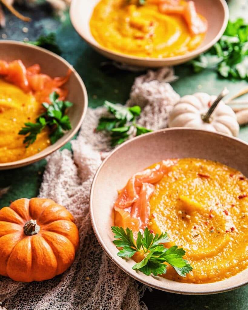 Pumpkin soup with smoked salmon and parsley – an image that makes your mouth water!