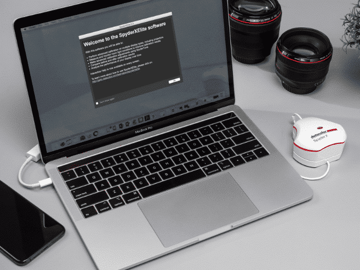 044_DC_Lifestyle_SpyderOnDesk_WelcomeScreen-edit
