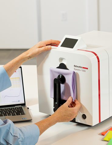 Woman measuring color of a sample with a Spectro 1000.