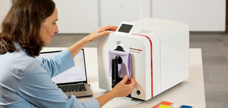 Woman measuring color of a sample with a Spectro 1000.