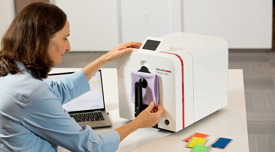 Woman measuring color of a sample with a Spectro 1000.