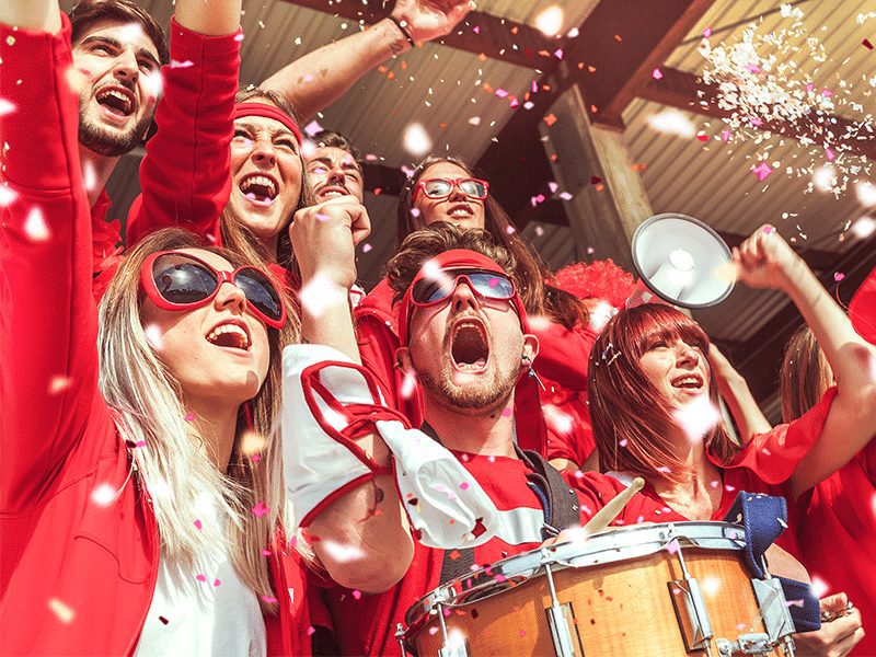 Gruppe von Fans, die ihre Mannschaft anfeuern