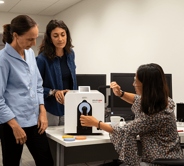 Demonstration of a spectrophotometer.