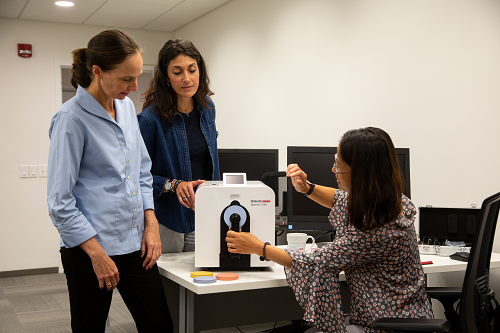 Demonstration of a spectrophotometer.